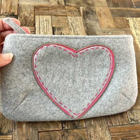 Shiraleah Heart Gray Felt Pouch Bright Pink Interior - Picture 4 of 8